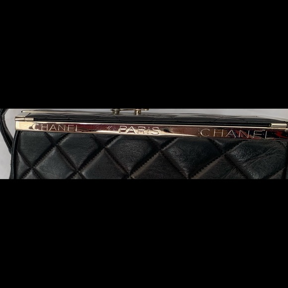🥳 TODAY!!AUTHENTIC-CHANEL QUILTED LAMB SKIN WITH SILVER HARDWARE BOX VANITY BAG. - Picture 7 of 10